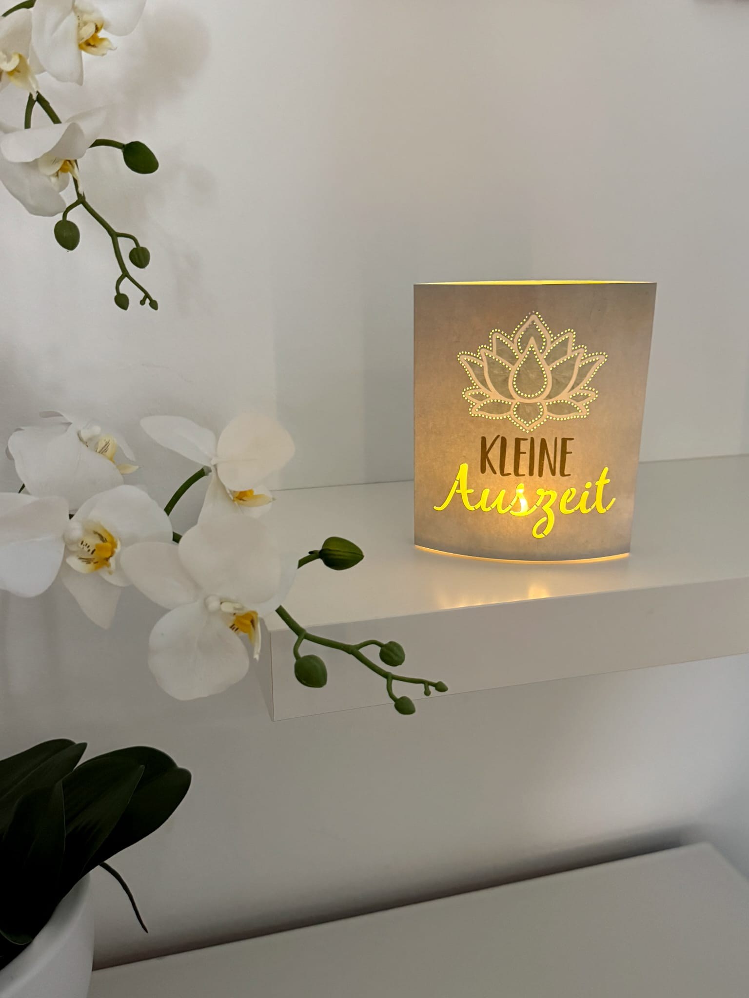Leuchtendes Kleine-Auszeit-Motiv mit weißen Orchideen im Kosmetikstudio